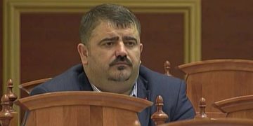 Ish deputeti socialist hap “ankand”: 5 mijë euro kush hedh një deputet socialist dhe demokrat në koshin e plehrave!