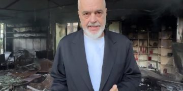 Edi Rama ua ka dorëzuar qytetin dhe pushtetin protestuesve, duke lënë në mëshirë të fatit qytetarët dhe biznesin