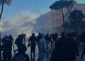 Skenë lufte pranë Kryeministrisë, përplasje të forta mes policisë dhe protestuesve