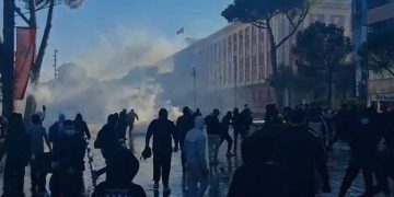 Skenë lufte pranë Kryeministrisë, përplasje të forta mes policisë dhe protestuesve
