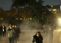 “Beteja” zhvendoset te sheshi “Skënderbej”, protestuesit shkulin pllakat, policia përgjigjet me gaz lotsjellës