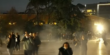 “Beteja” zhvendoset te sheshi “Skënderbej”, protestuesit shkulin pllakat, policia përgjigjet me gaz lotsjellës