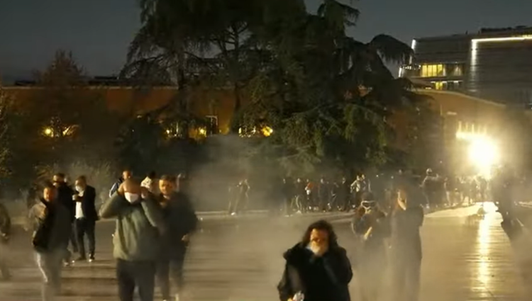 “Beteja” zhvendoset te sheshi “Skënderbej”, protestuesit shkulin pllakat, policia përgjigjet me gaz lotsjellës