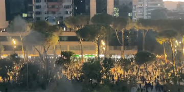Tirana në flakë/ Përshkallëzohet protesta, dëmtohet edhe Kryesia e Kuvendit (VIDEO)