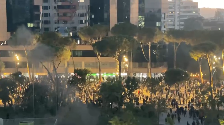 Tirana në flakë/ Përshkallëzohet protesta, dëmtohet edhe Kryesia e Kuvendit (VIDEO)