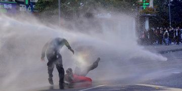 AFP: Shqipëria nuk gjen qetësi, protestuesit rikthehen në rrugë dhe kërkojnë largimin e Edi Ramës