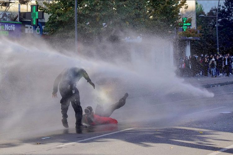 AFP: Shqipëria nuk gjen qetësi, protestuesit rikthehen në rrugë dhe kërkojnë largimin e Edi Ramës